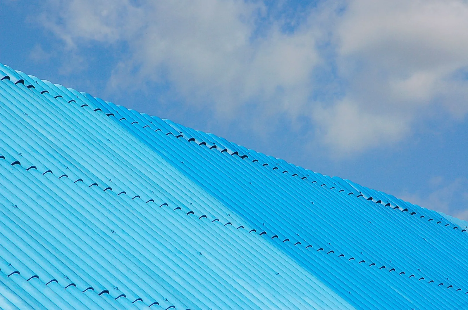 Rain gutter installation cost varies by material and house size