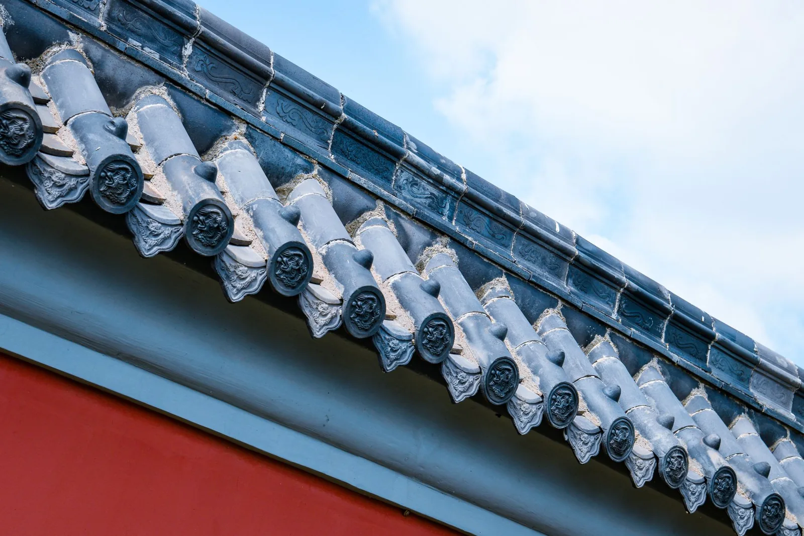 Newly installed seamless aluminum gutters on a home