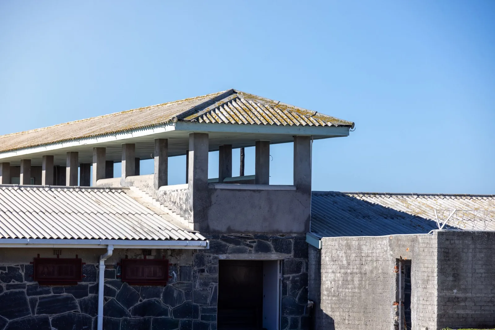 Aluminum seamless gutters being installed along a roofline